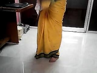 Desi tamil Seconded aunty exposing belly button hither saree with audio