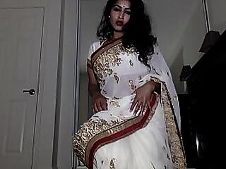 Solo Aunty Enervating Indian Vestment with reference to Tika Slowly Getting Naked Flashes Vulva